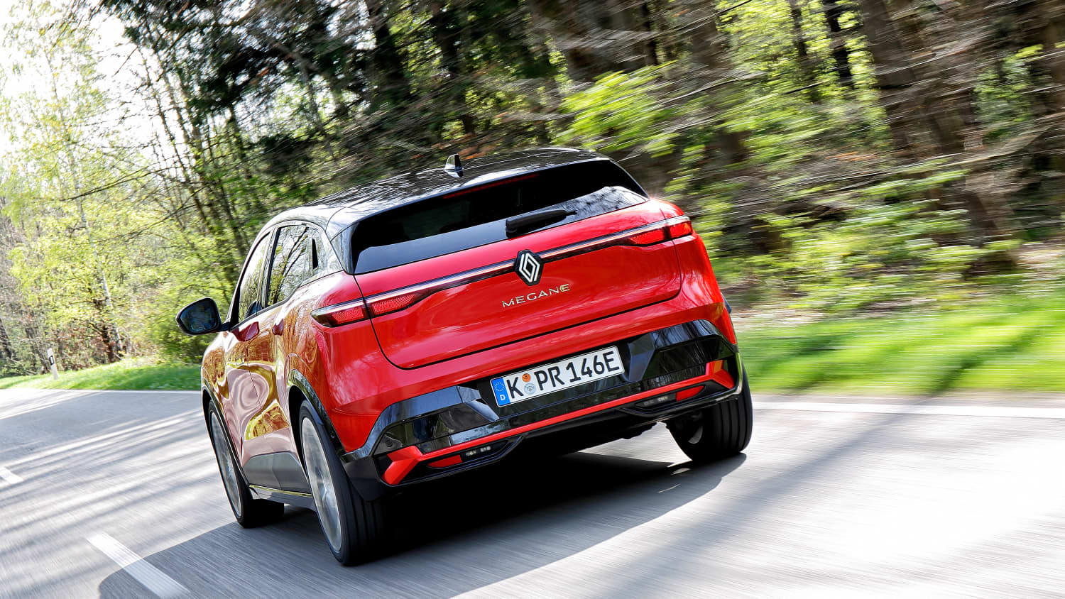 Aufnahme des fahrenden Renault Megane E-Tech von Hinten