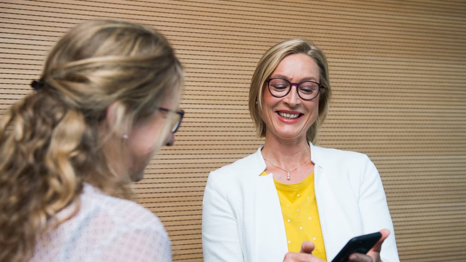 Christina Seidl testet das einfache Hochladen der Mitgliedskarte via QR-Code.