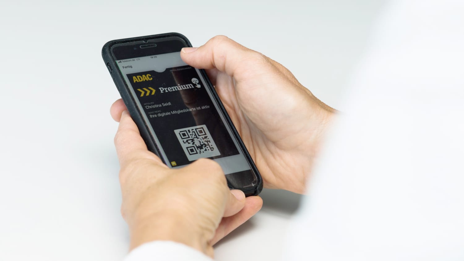die digitale ADAC Mitgliedskarte auf einem Smartphone
