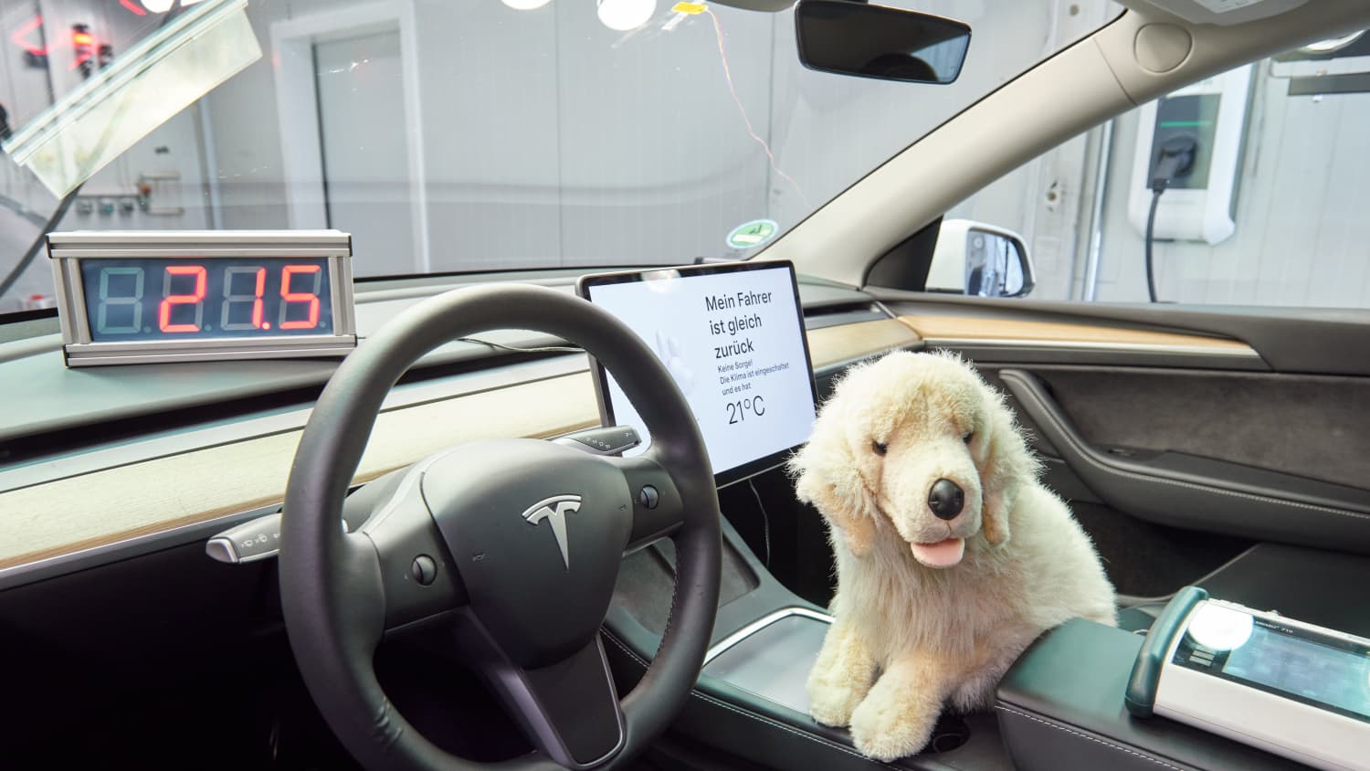 Die Klimaanlage im Tesla, genannt Dog Mode wird in LL im Testlabor mit Hitzekammer auf Funktion getestet