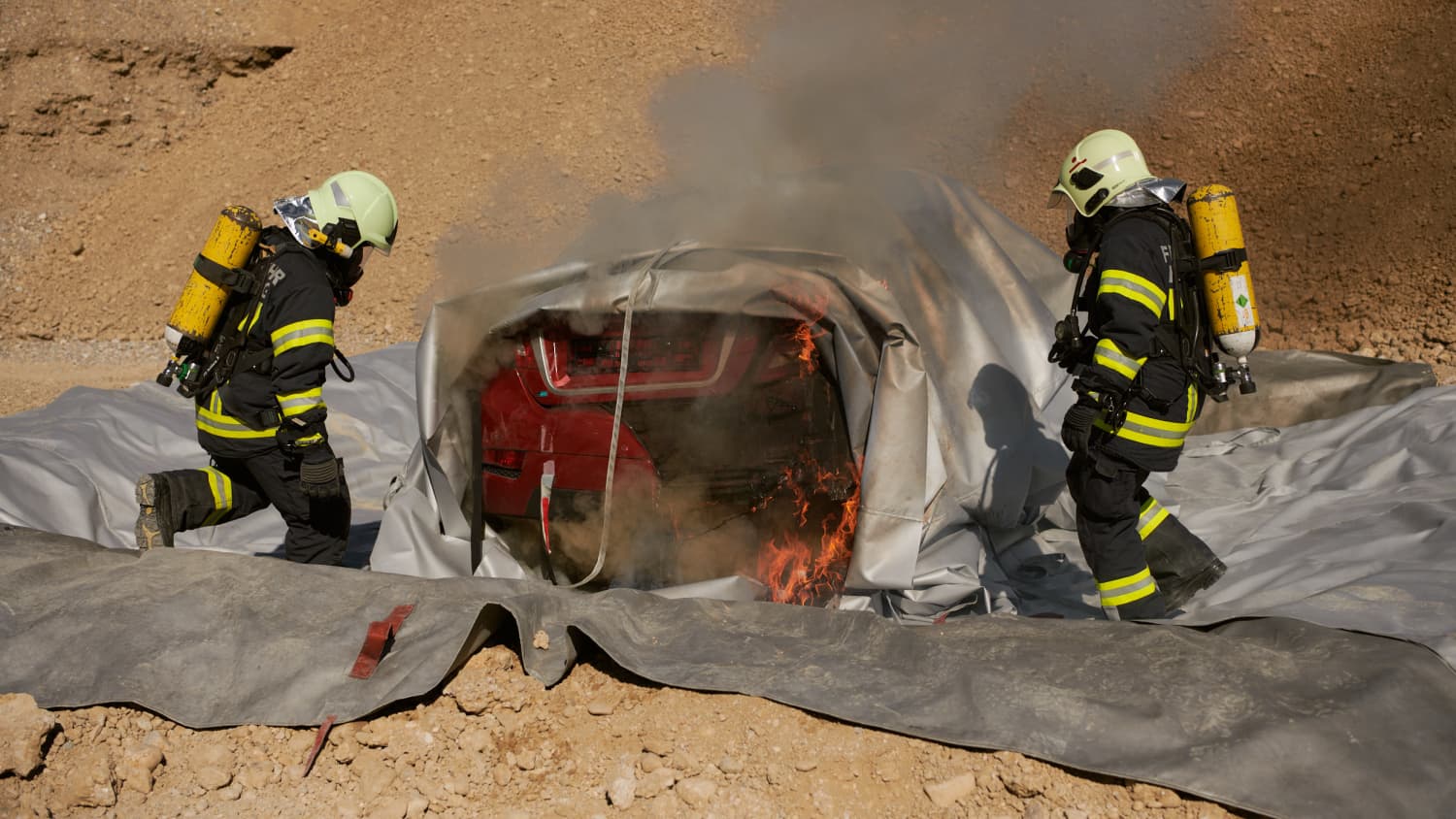 Die Feuerwehr testet die Auswirkungen eines Unfalls bzw. Akku-Brands eines E-Autos in einer Kiesgrube