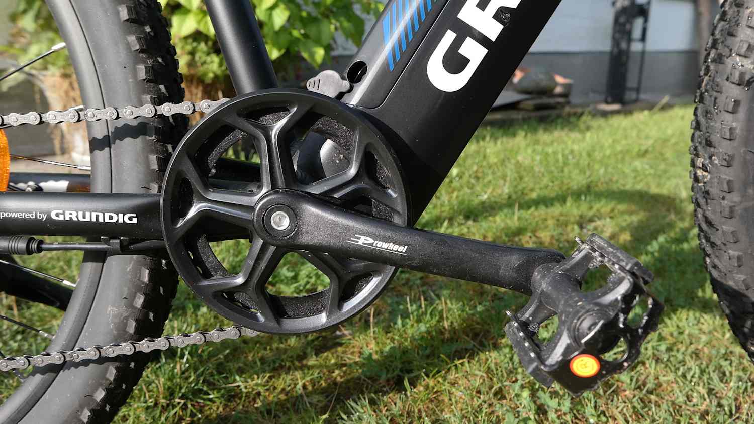 Kettenblatt und Kurbelgarnitur des Grundig E275 E-Bikes aus der Nähe fotografiert.
