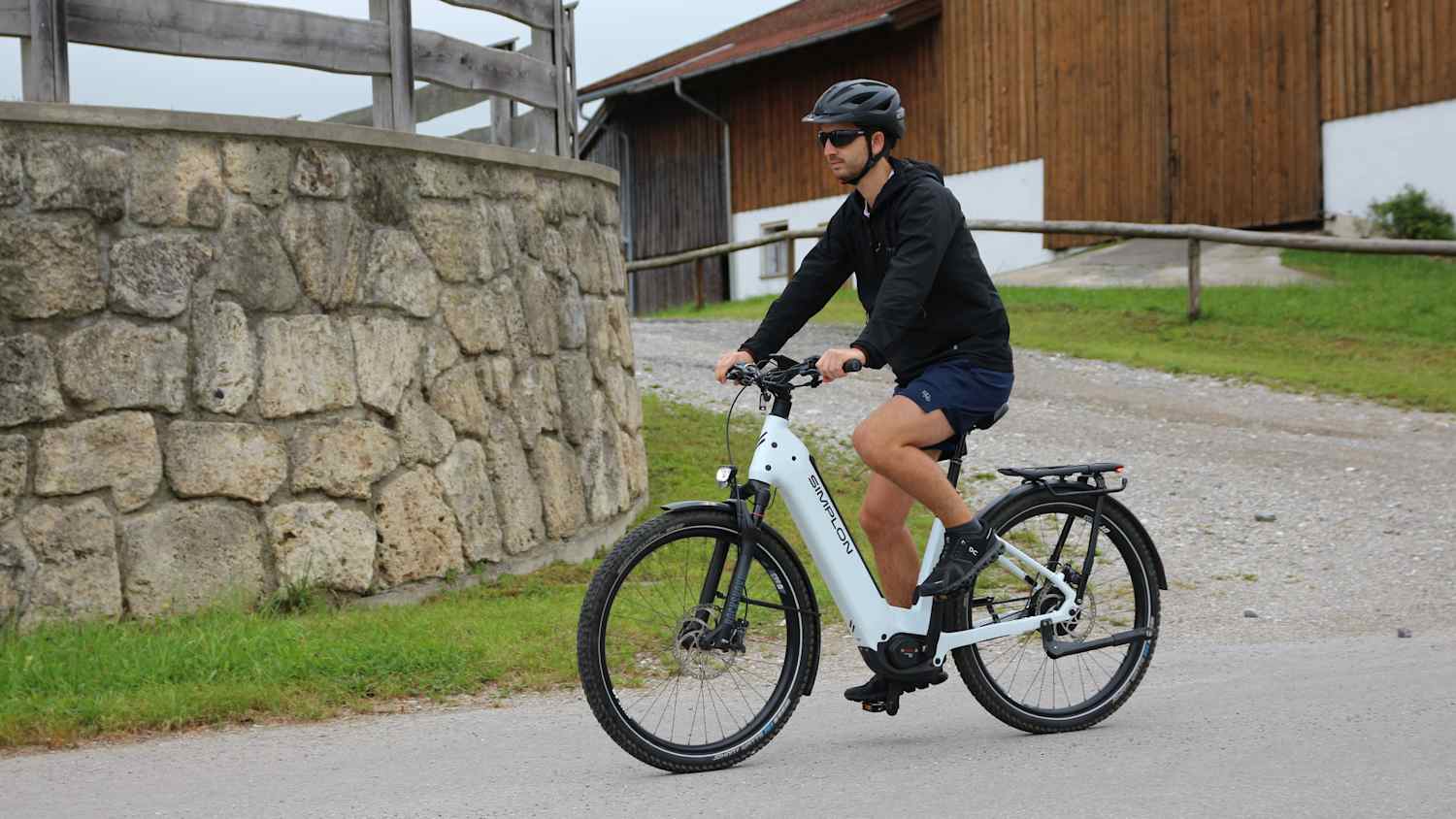 Ein Mann fährt auf einem Simplon Kagu :e E-Bike
