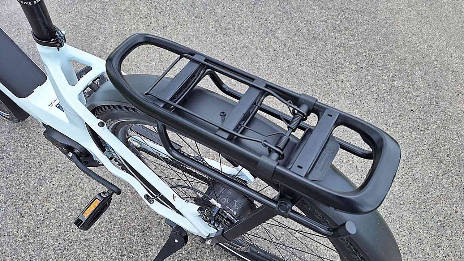 Der Gepäckträger des E-Bikes Simplon Kagu :e, robust konstruiert und geeignet für Taschen oder Körbe.
