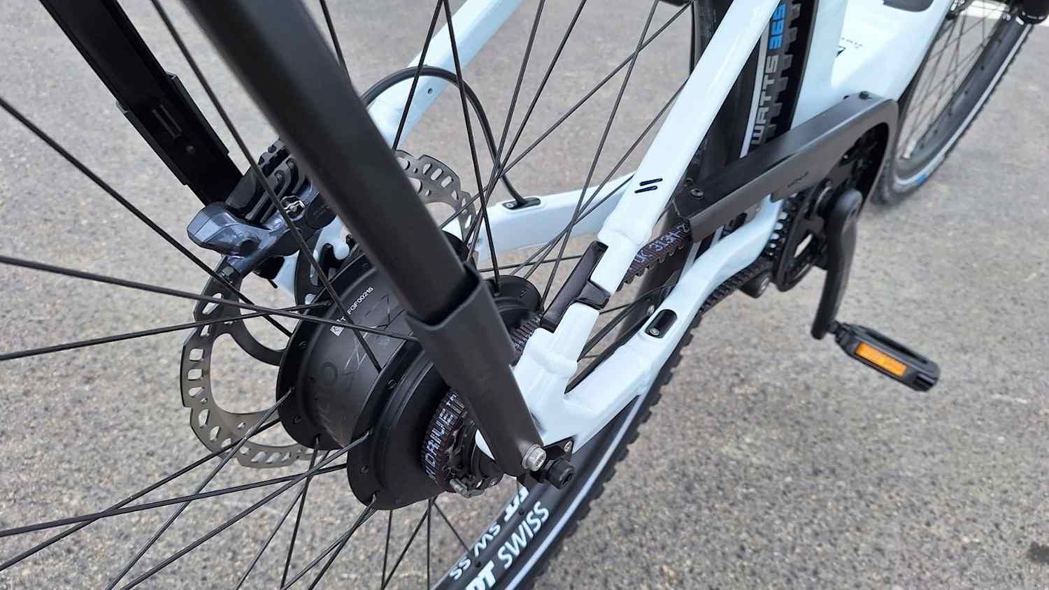 Nahaufnahme der Radnabe des E-Bikes Simplon Kagu :e