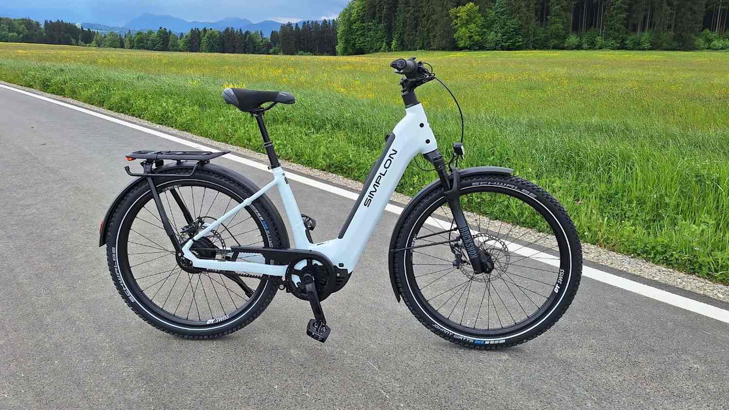 Seitenansicht des E-Bikes Simplon Kagu :e mit vollständiger Darstellung von Rahmen und Komponenten.
