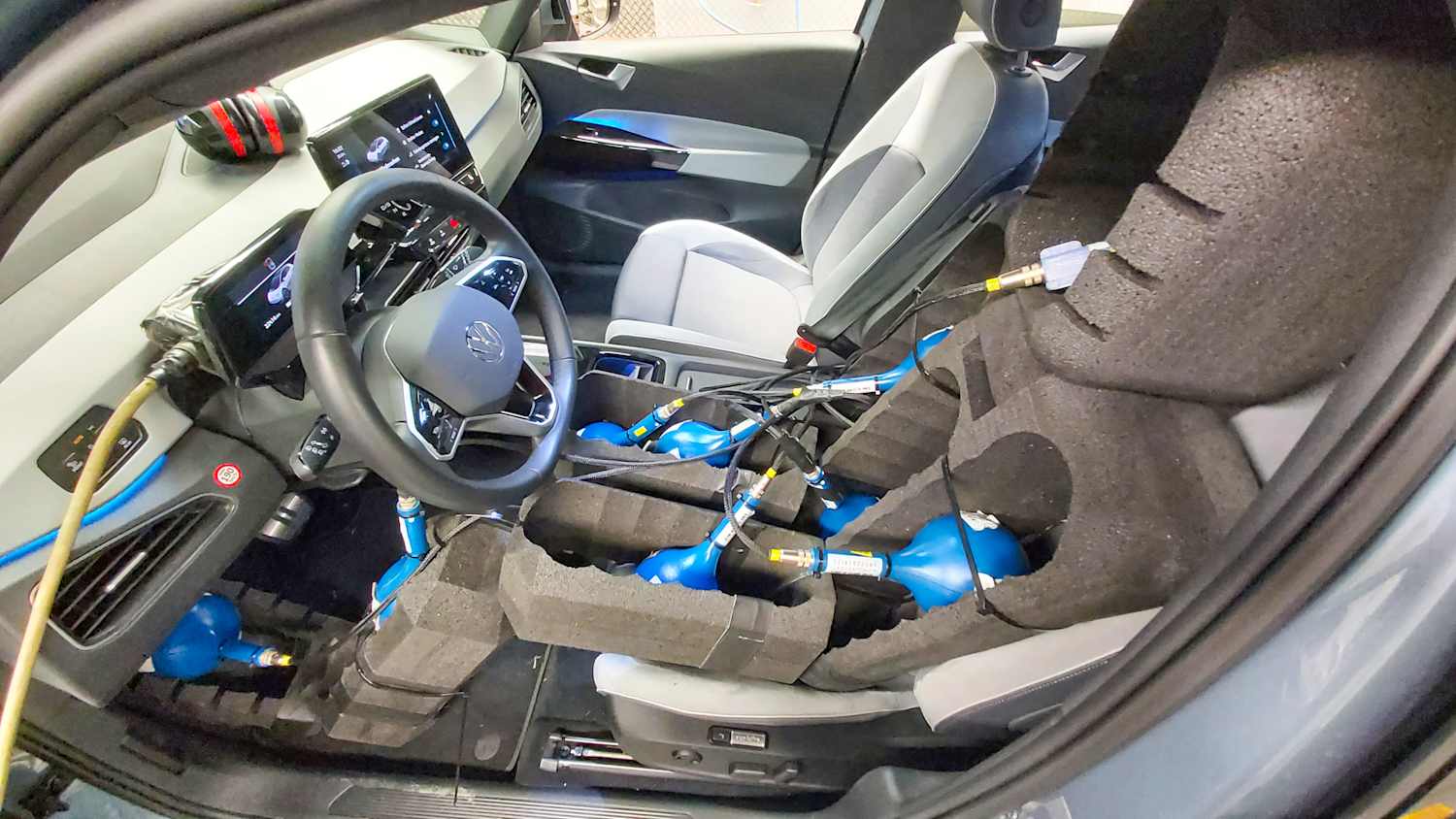 ADAC preveril vplyv elektrosmogu v elektromobiloch. Po miliónoch meraní zistili, či sú elektromobily sú z hľadiska žiarenia bezpečné.