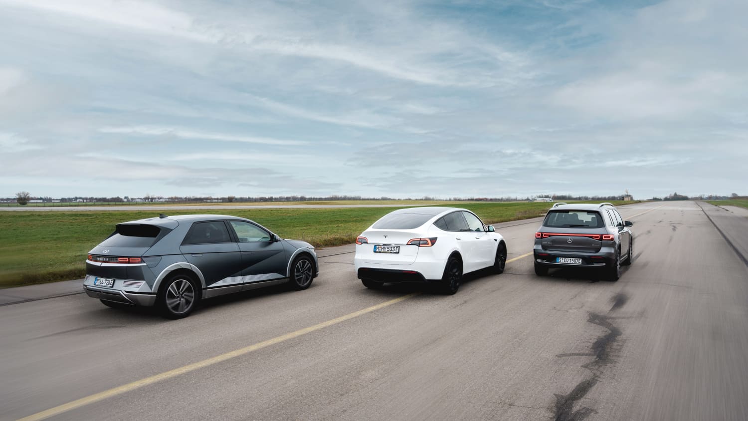 Der Elektro-SUV Vergleichstest, ein Mercedes EQB, Tesla Model Y und Hyundai Ionic 5 während der Fahrt von hinten fotografiert