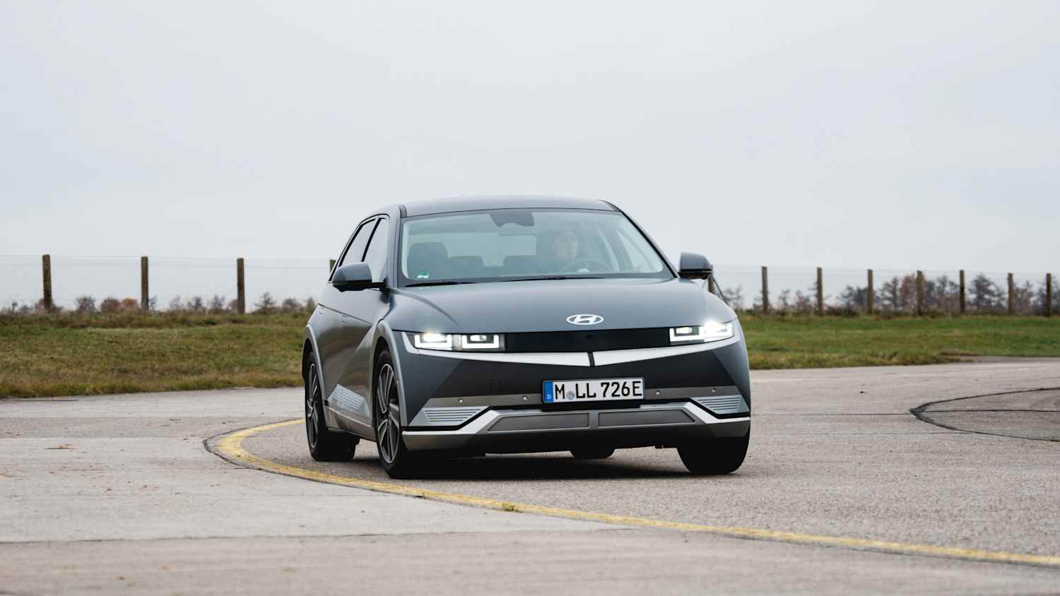 Ein grauer Elektro-SUV Hyundai Ionic 5 während der Fahrt