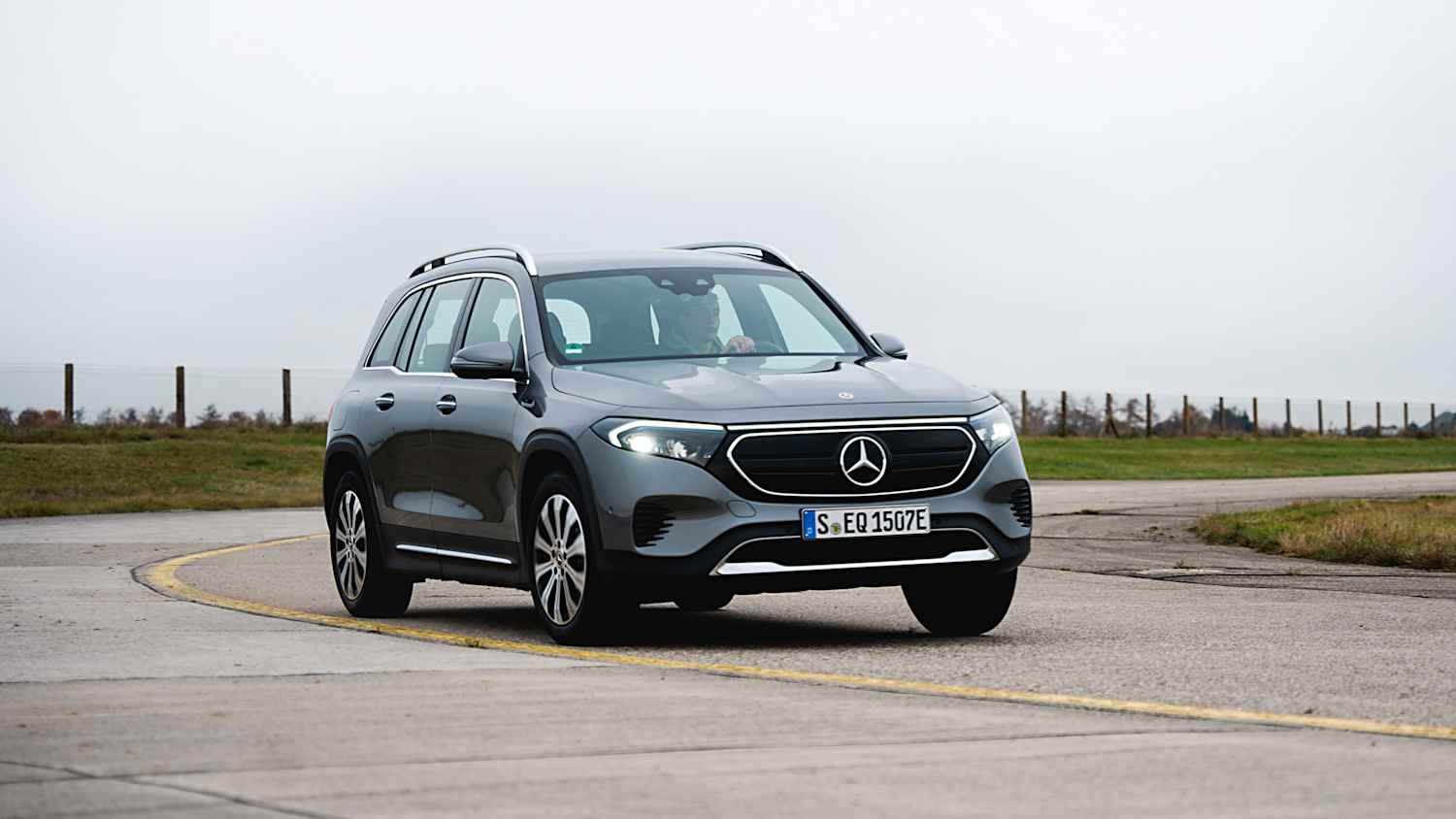 Ein grauer Elektro-SUV Mercedes EQB während der Fahrt