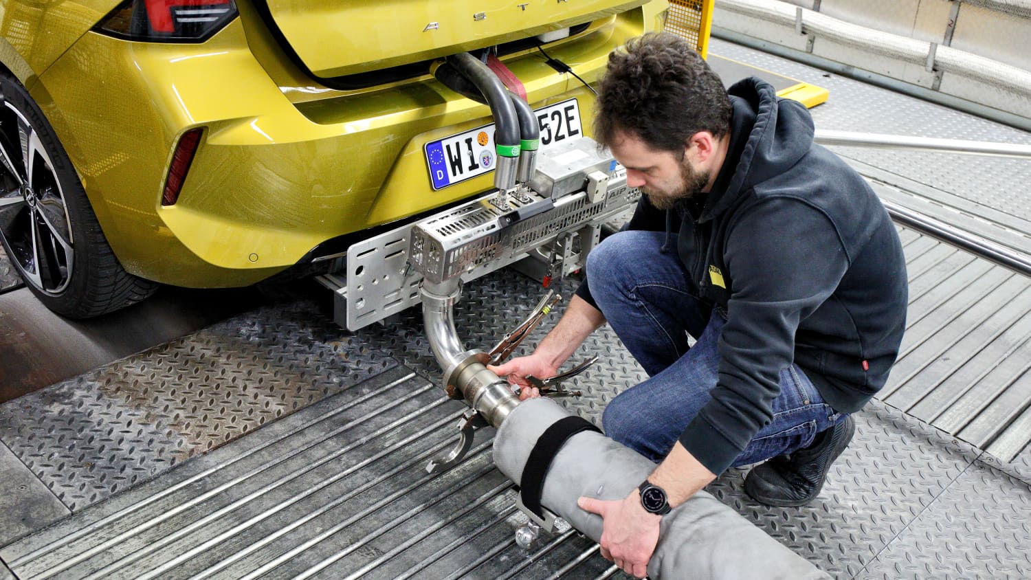 Montage des Abgasrohrs beim Eco Test 2023 im ADAC Technik Zentrum Landsberg.
