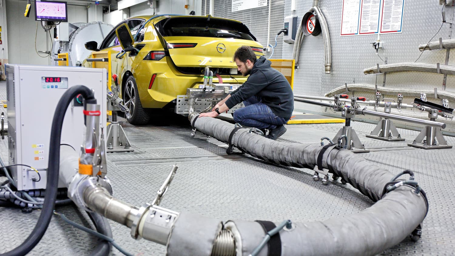 Montage des Abgasrohrs beim Eco Test 2023 im ADAC Technik Zentrum Landsberg.