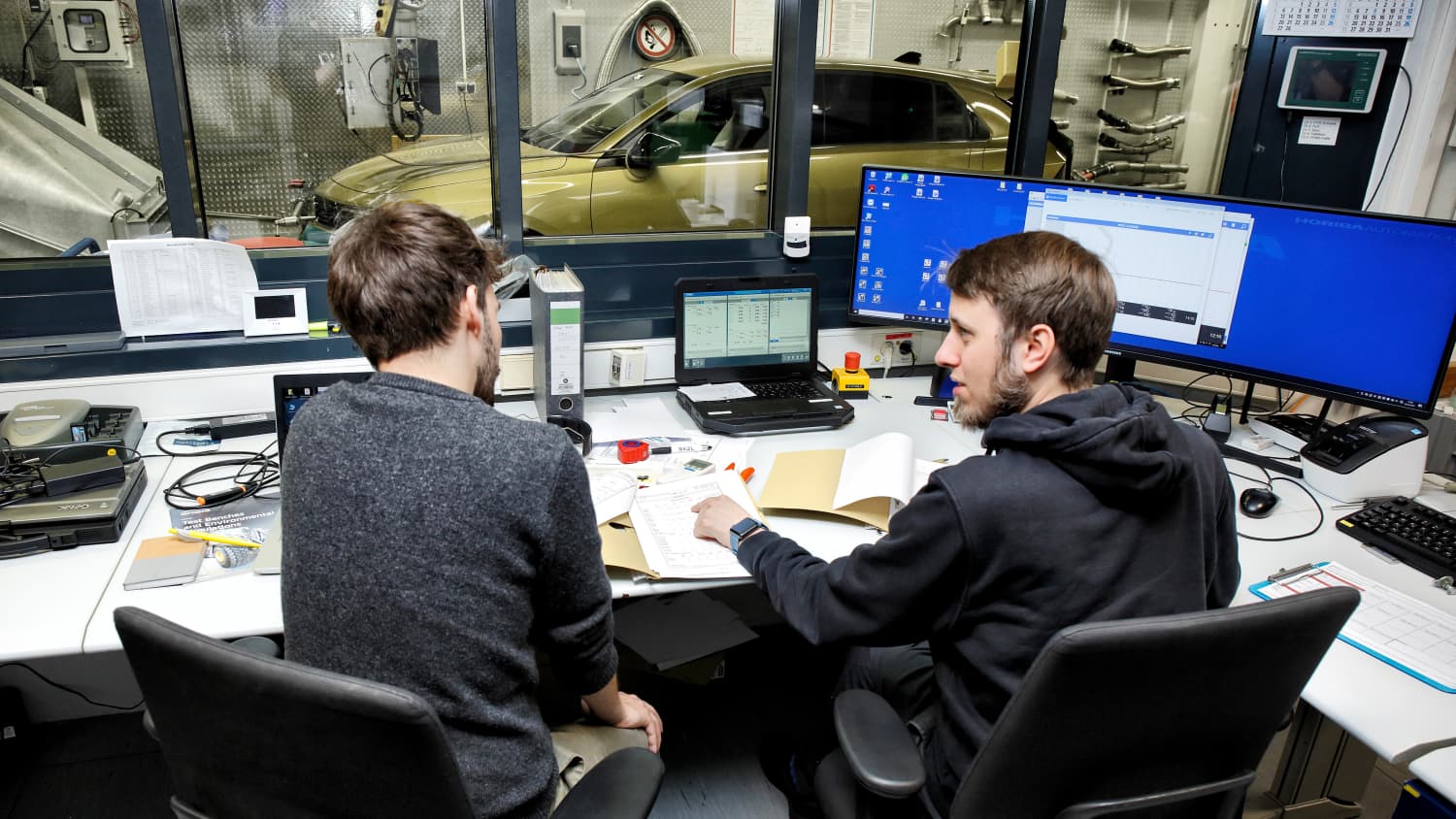 Unser Redakteur Gabriel Kroher bespricht sich beim Eco Test 2023 im ADAC Technik Zentrum Landsberg.