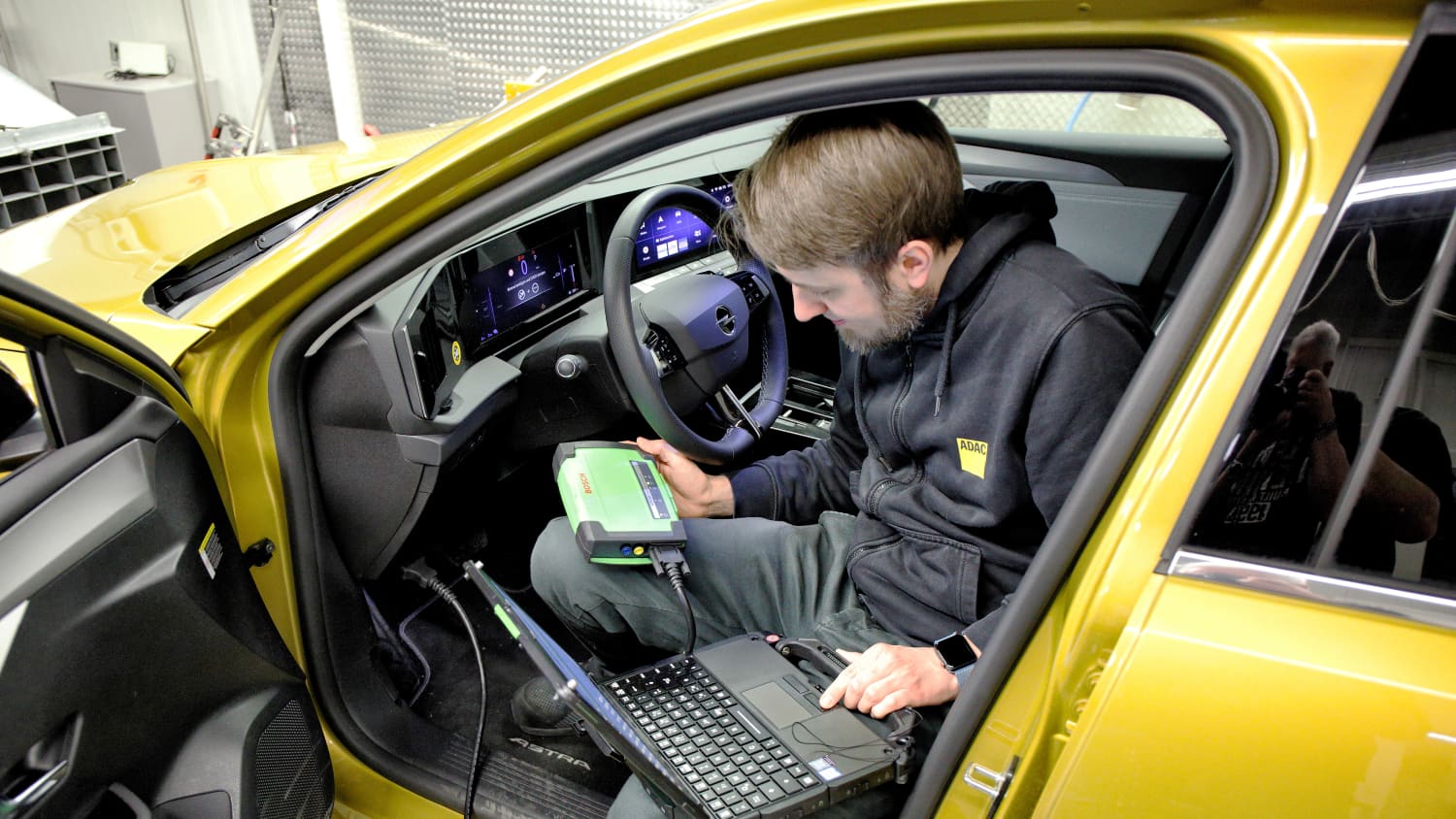 Daten werden ausgelesen beim Eco Test 2023 im ADAC Technik Zentrum Landsberg