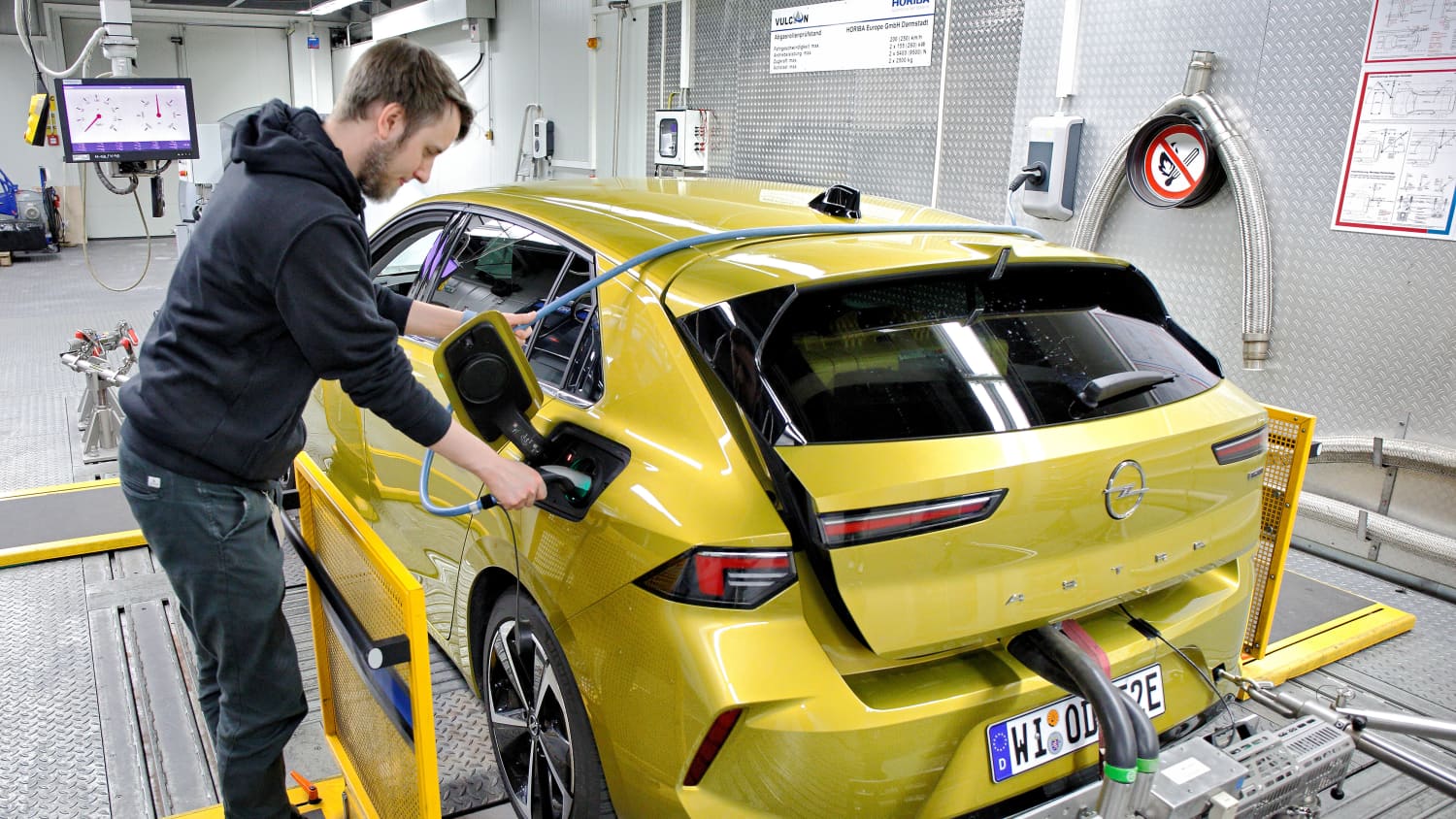 Ein Opel wird beim Eco Test 2023 im ADAC Technik Zentrum Landsberg geladen.