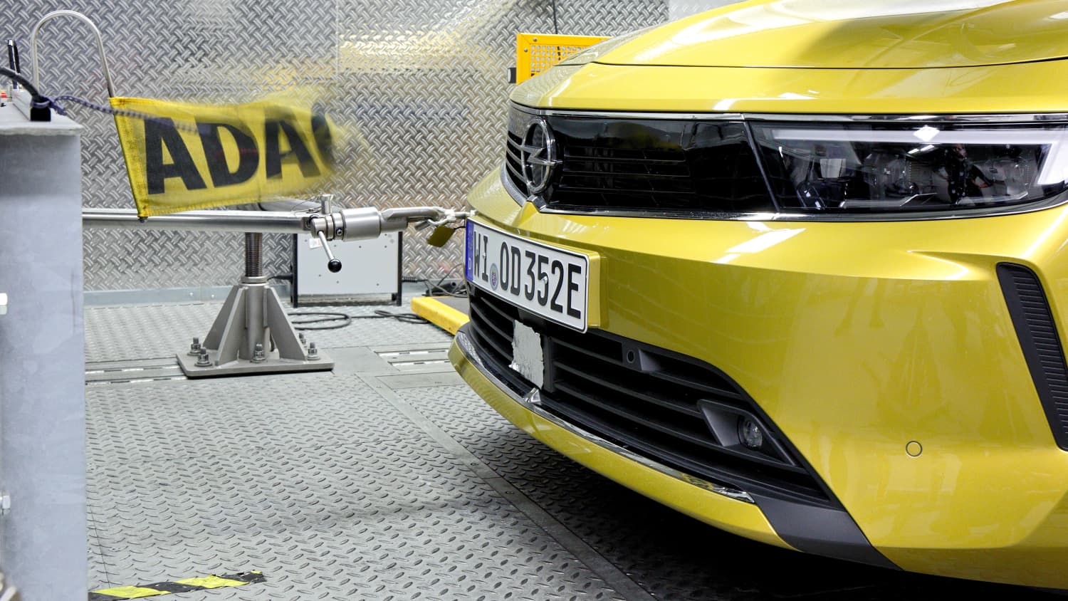 Eine ADAC Fahne weht im Wind des Windkanals beim Eco Test 2023 im ADAC Technik Zentrum Landsberg