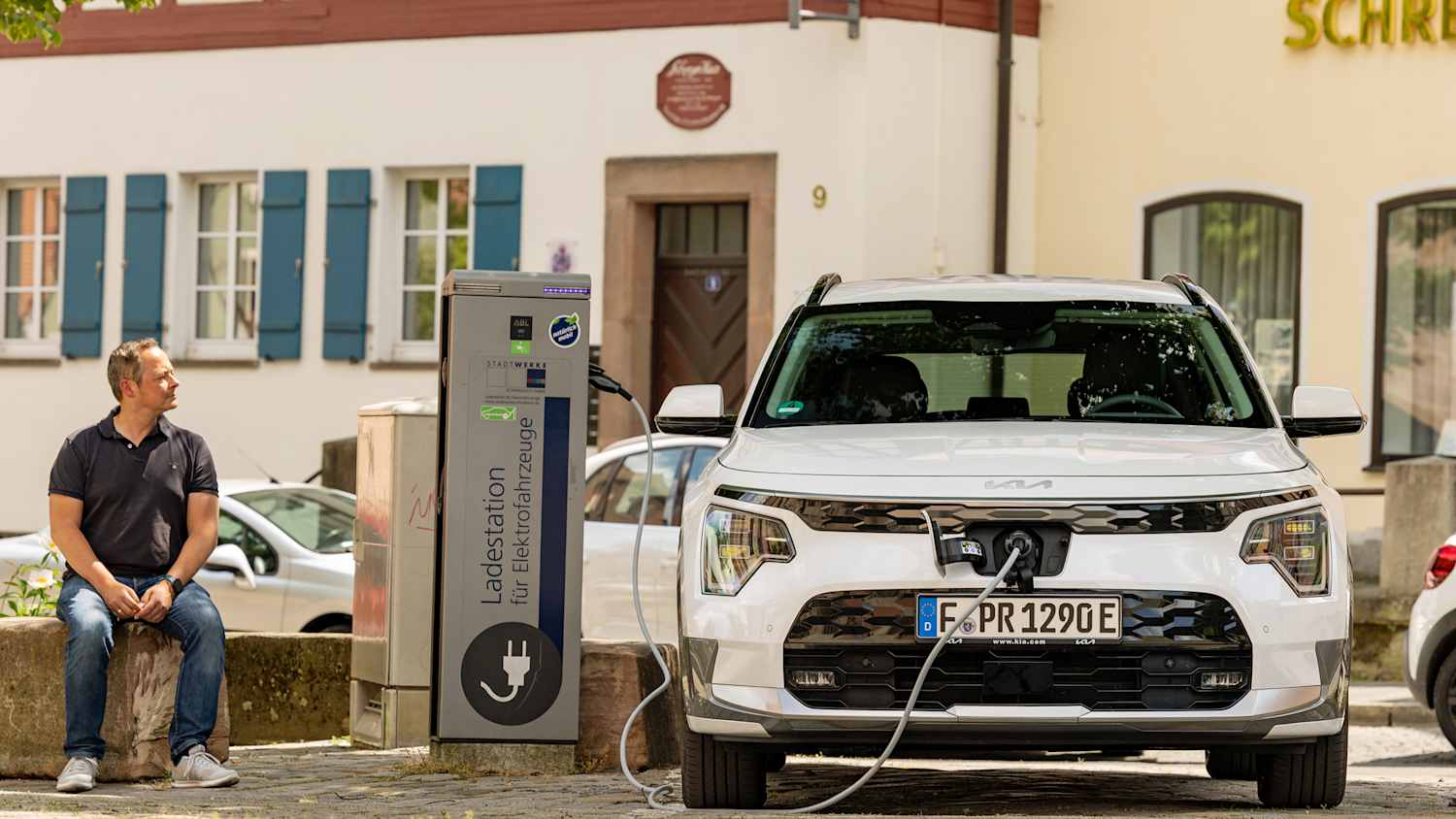 Ein Elektroauto wird an einer öffentlichen Ladesäule aufgeladen