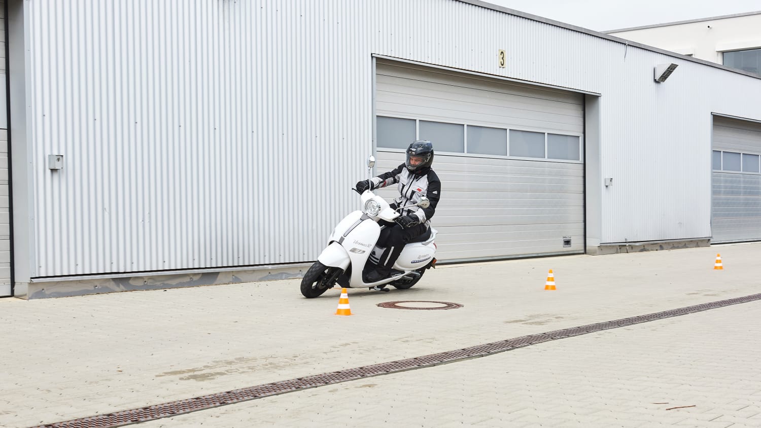 Der E-Roller Uranus Trinity beim Elektrorollertest, hier beim Schlangenlinie fahren