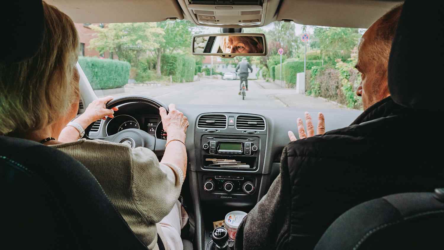 Eine Seniorin beim Fahr-Fitness-Check mit ihrem Fahrlehrer im Auto