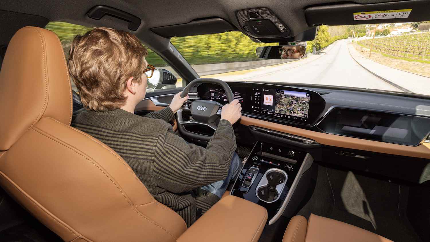 Das Cockpit des neuen Audi Avant A6 von innen fotografiert während der ADAC Redakteur Andreas Huber am Steuer sitzt und fährt