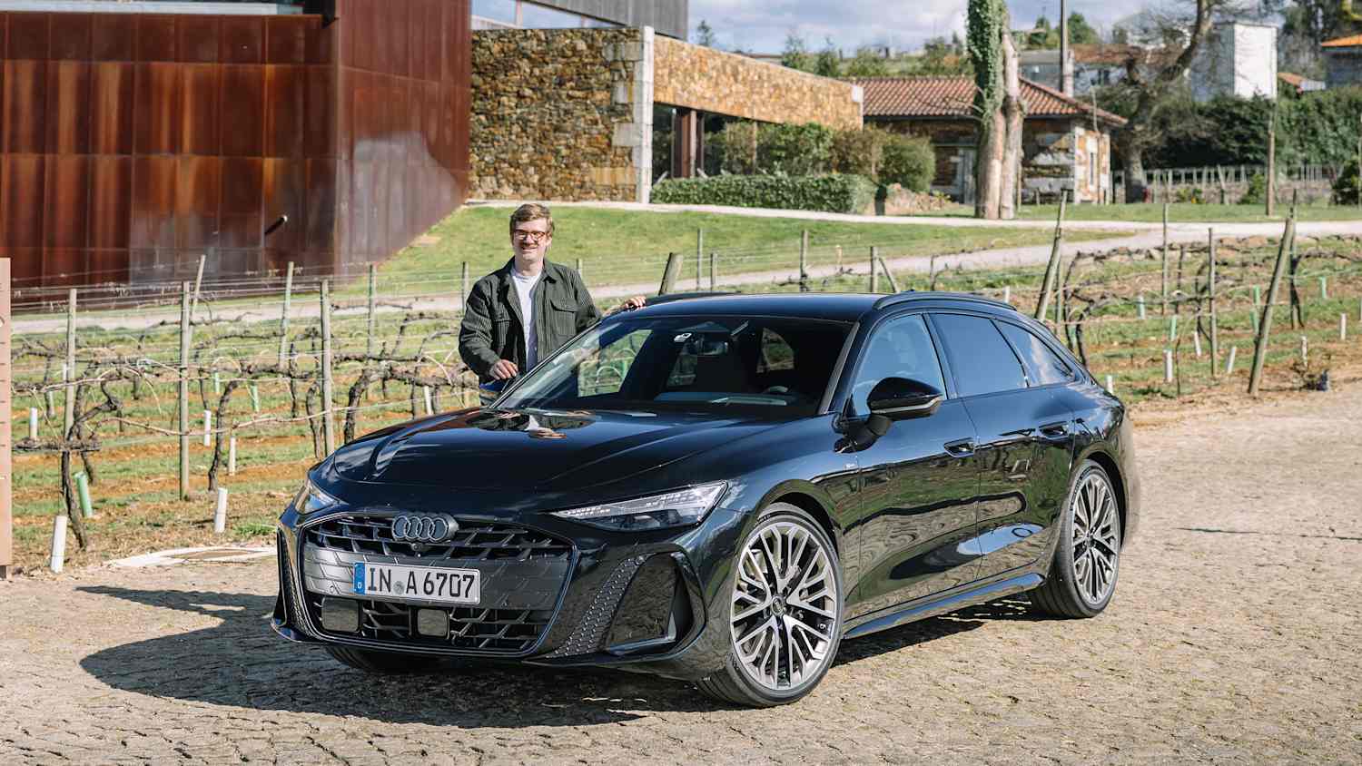 Der ADAC Redaketur Andreas Huber steht am neuen Audi Avant A6