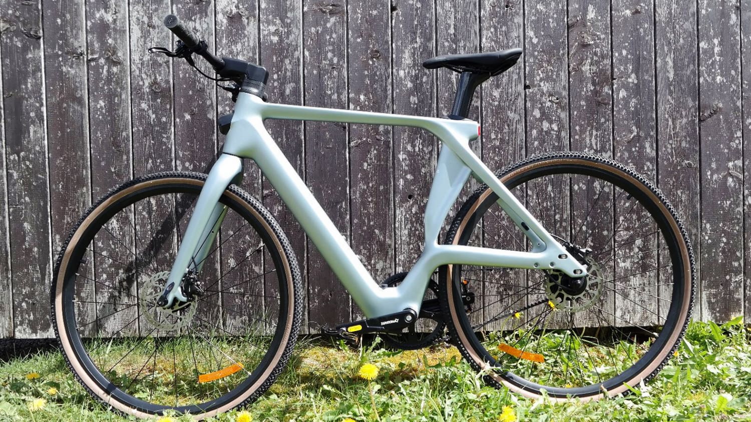 Das E-Bike Fiido an eine Holzwand gelehnt