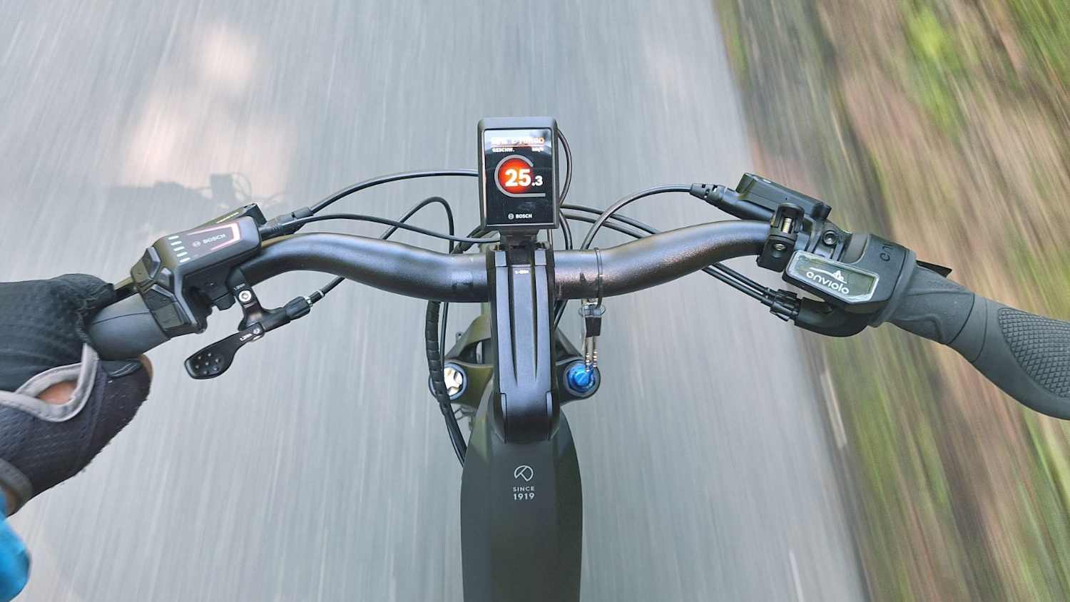 Blick auf den Fahrradlenker eines E-Bikes mit Tacho wärend der Fahrt