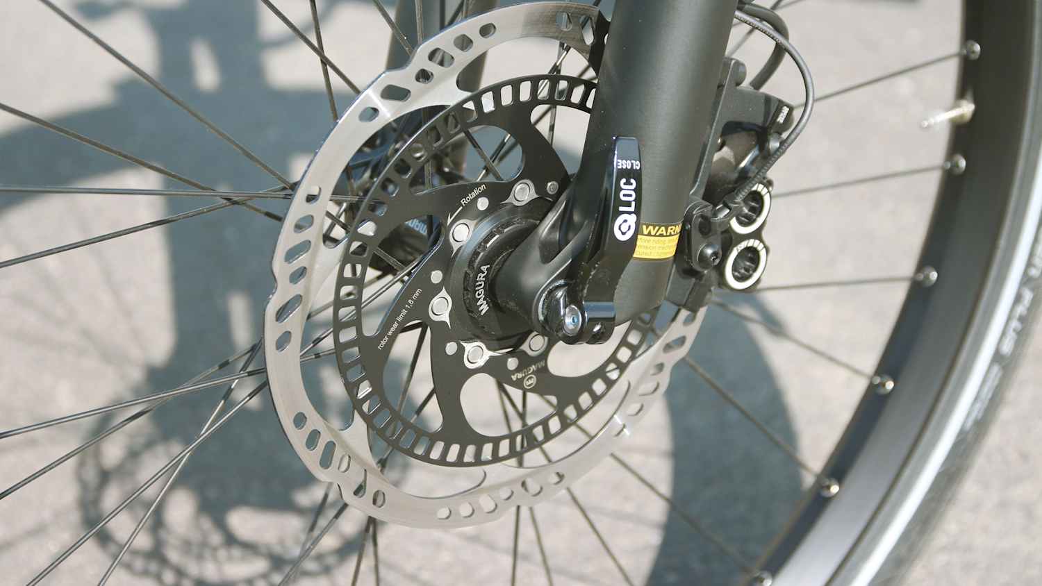 Detailansicht der speichen und Radaufhängung eines E-Bikes