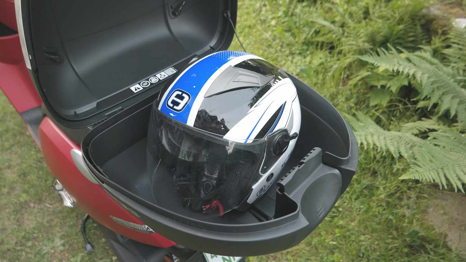 Die Helmbox des Kymco Filly 50i Rollers
