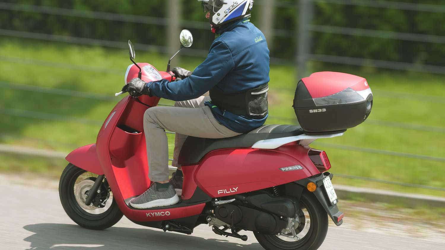 Fahraufnahme schräg von hinten des Kymco Filly 50i Rollers