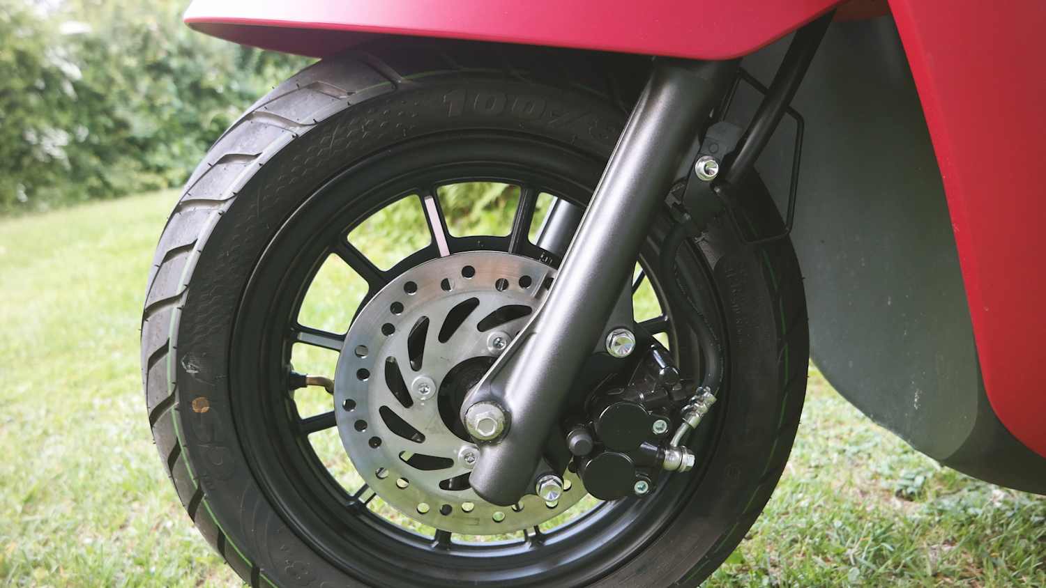 Das Vorderrad mit Scheibenbremse des  Kymco Filly 50i Rollers