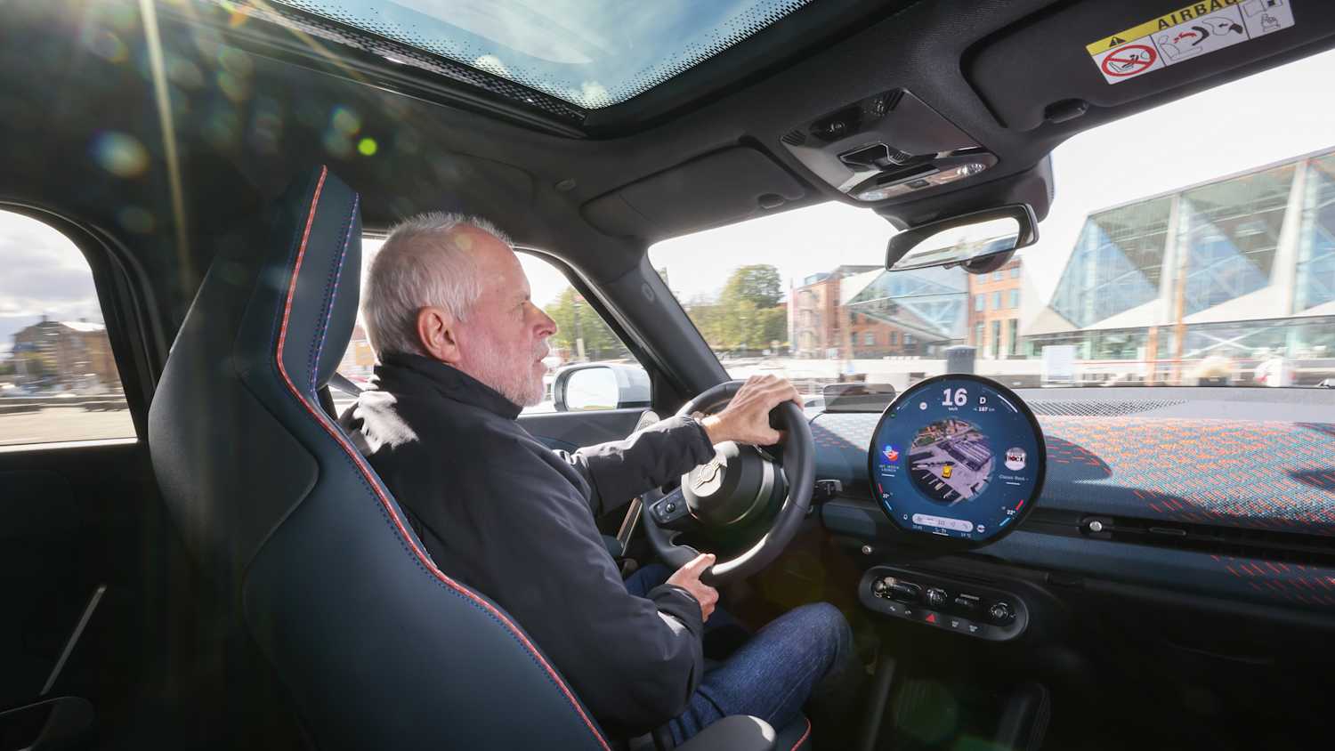 Redakteur Wolfgang Rudschies sitzt am Lenkrad des  neuen Mini Aceman