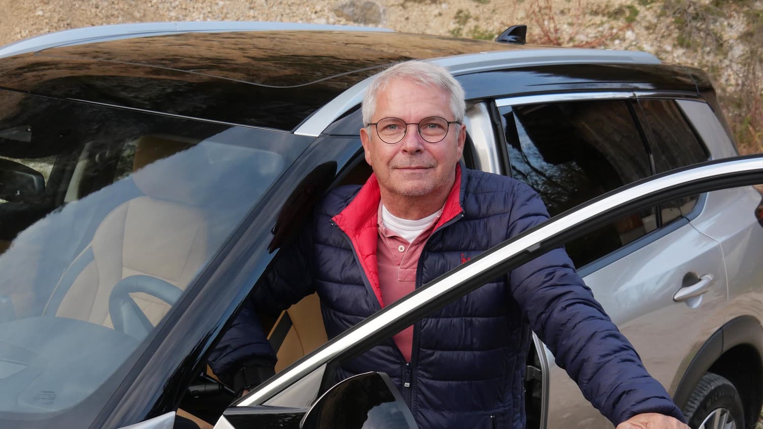 Der ADAC Redakteur Thomas Kroher am neuen Nissan X Trail