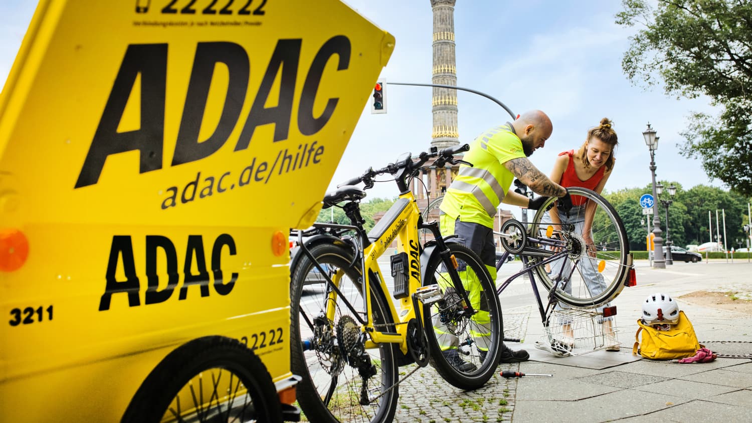Der ADAC Strassenwachtfahrer hilft bei einer Fahrradpanne in Berlin
