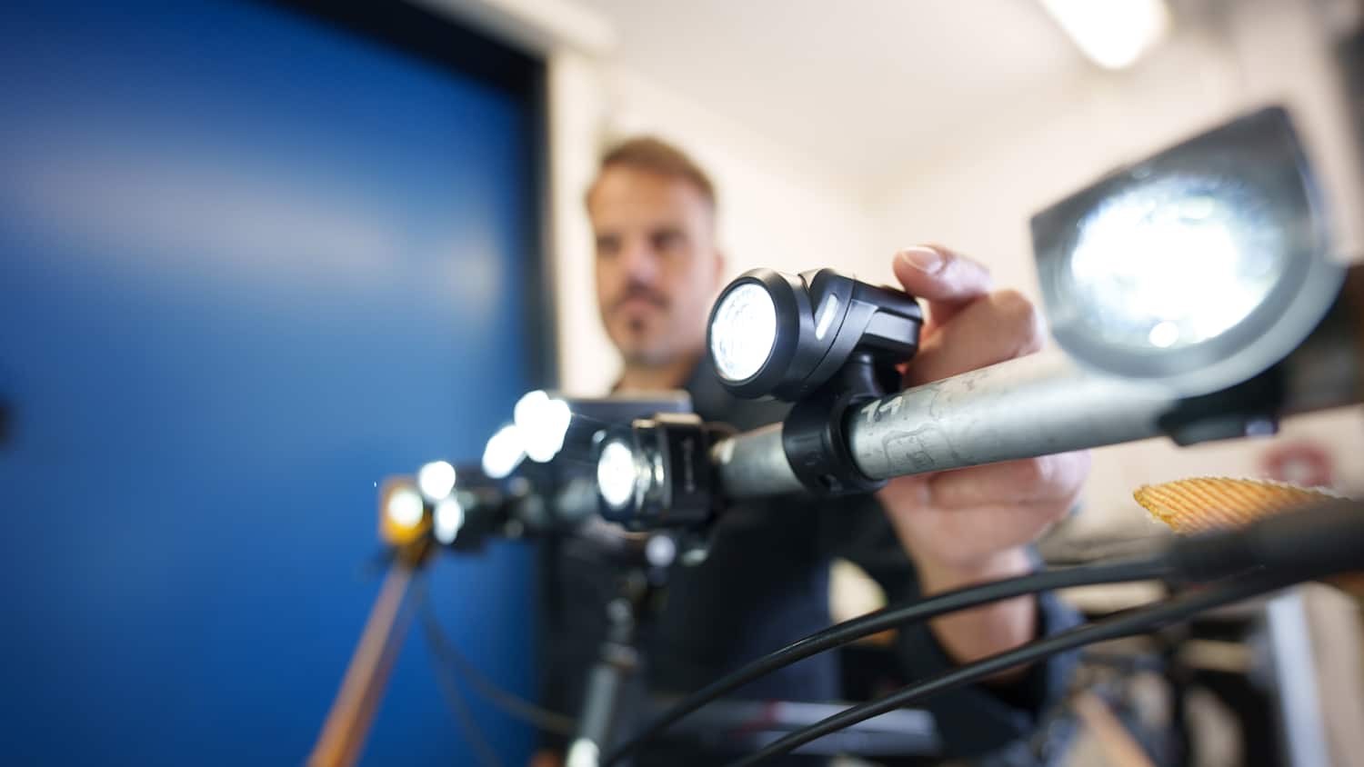 Fahrradleuchte während des ADAC Tests zur Fahrradbeleuchtung