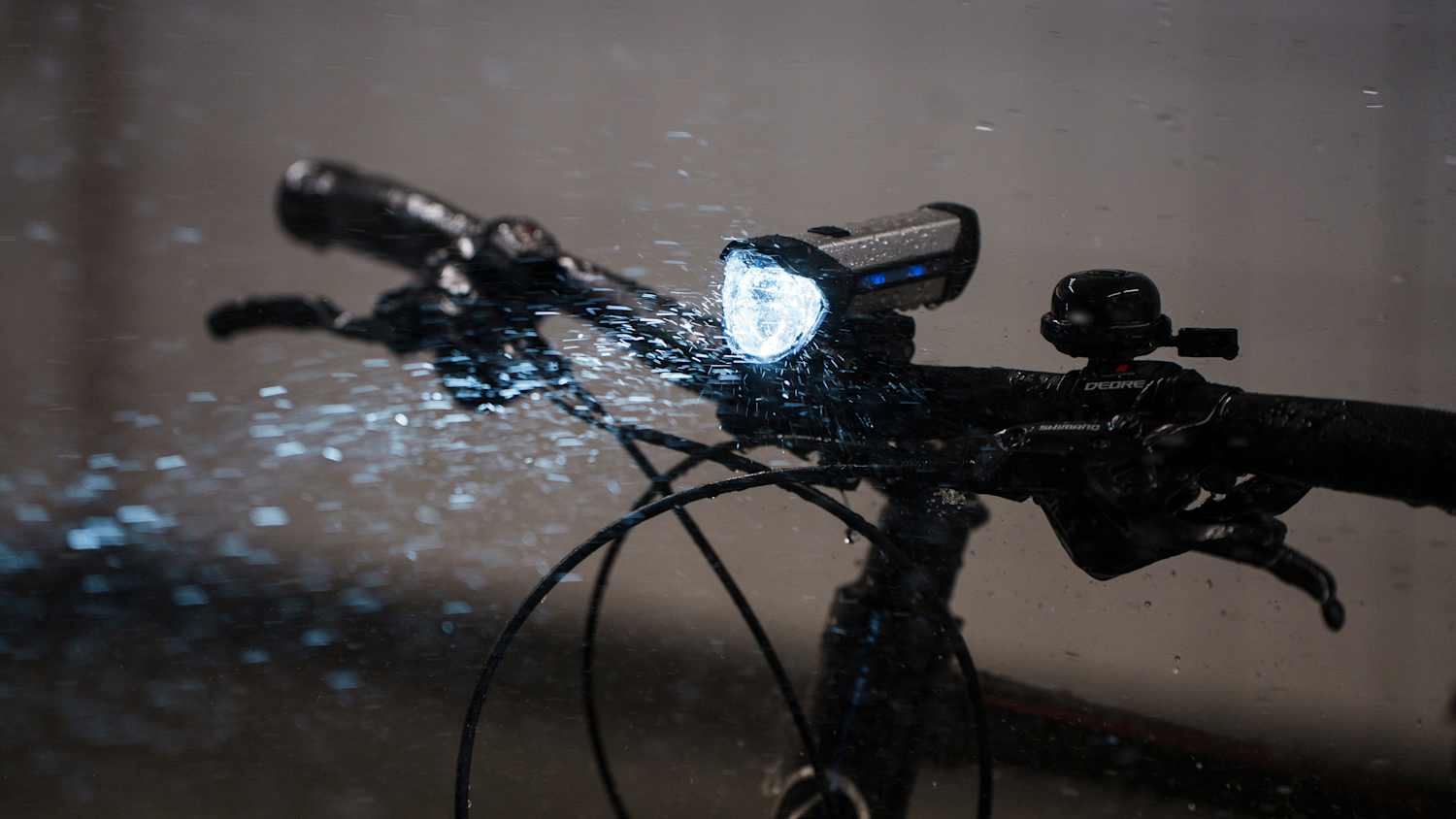 Fahrradleuchte während des ADAC Tests zur Fahrradbeleuchtung
