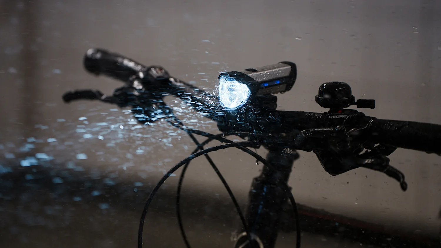Sicher durch die Dunkelheit: 21 Fahrradlichter im ADAC Test