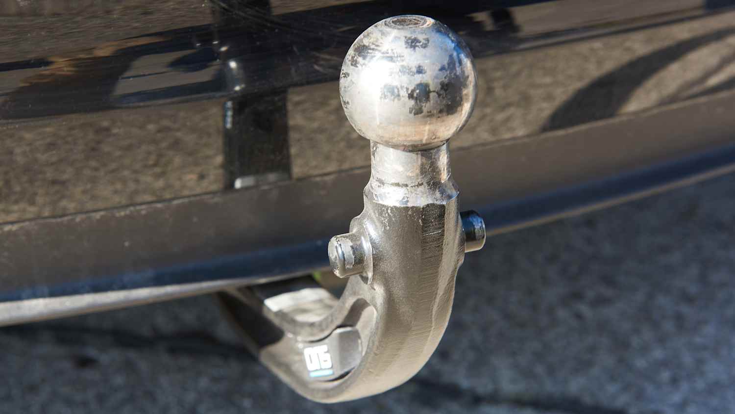Anhängerkupplung eines Autos vorbereitet für die Fixierung eines Fix4bike Fahrradheckträgers