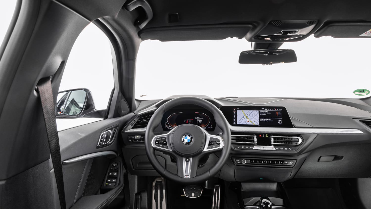 Cockpit mit Bedienelementen des BMW 120i