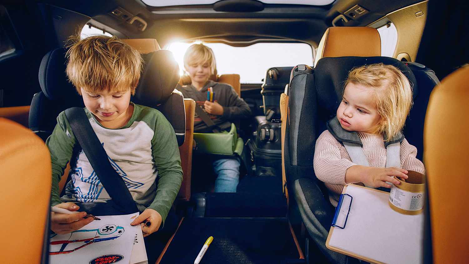 Kinder sitzen in einem Van