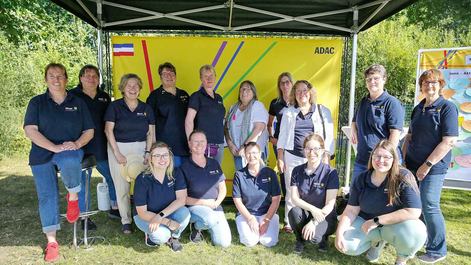 Gruppenaufnahme der Frauen des Frauennetzwerk ADAC Schleswig-Holstein e.V.