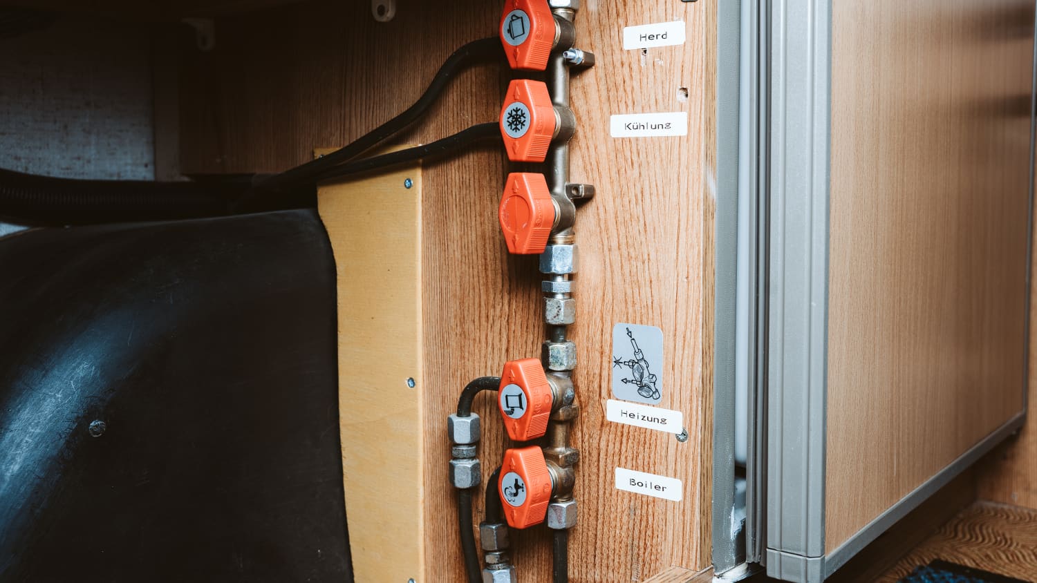 Detailaufnahme der Elektrik für die verschiedenen Bereiche im Camper