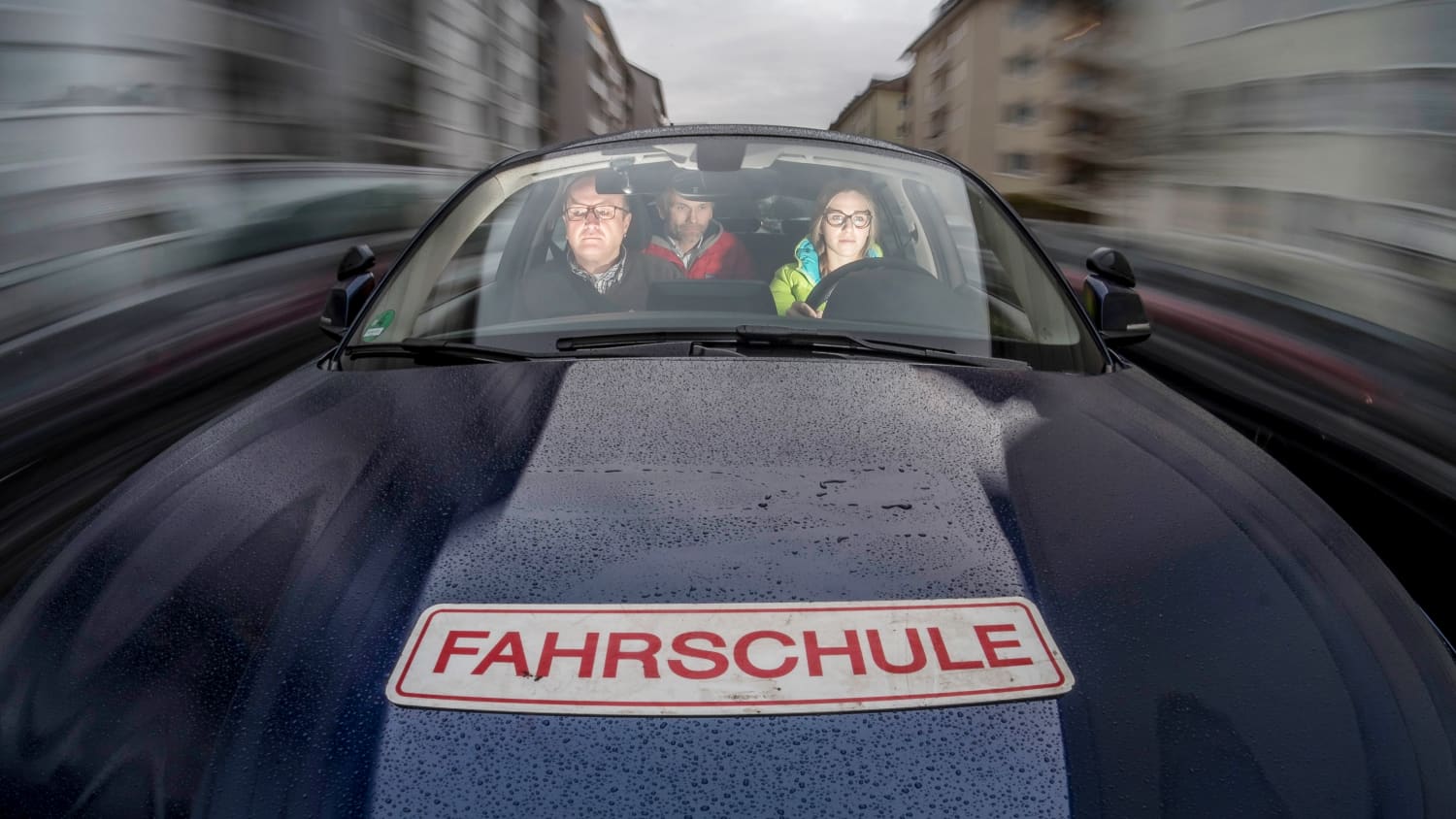 Eine junge Frau bei der praktischen Führerschehinprufung