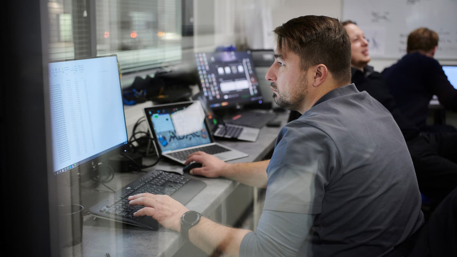 ADAC Projektleiter Martin Brand wertet am Computer Ergebnisse des Reifentests aus