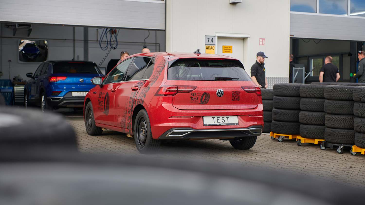 Hecktansicht eines VW Golf der bei einem Reifentest vor einer Garage steht