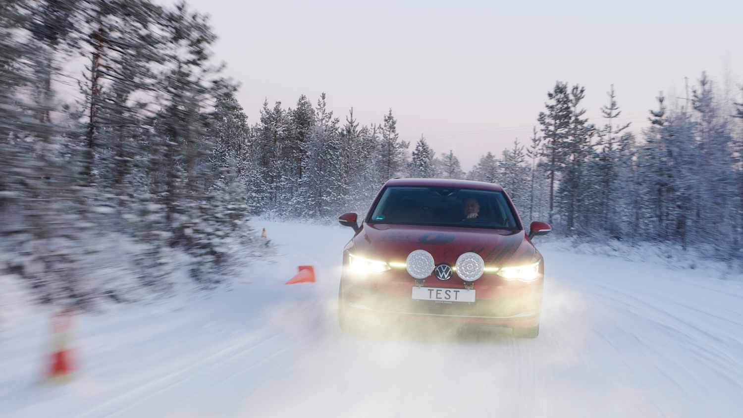 Frontansicht eines VW Golfs während dem Winterreifentest in Ivalo, Finnland