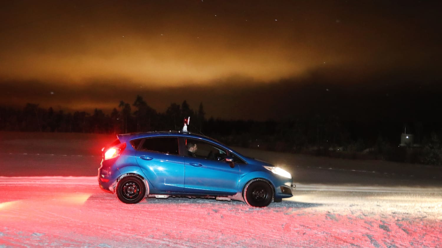 Ein Ford Fiesta im Schnee beim Ganzjahresreifentest