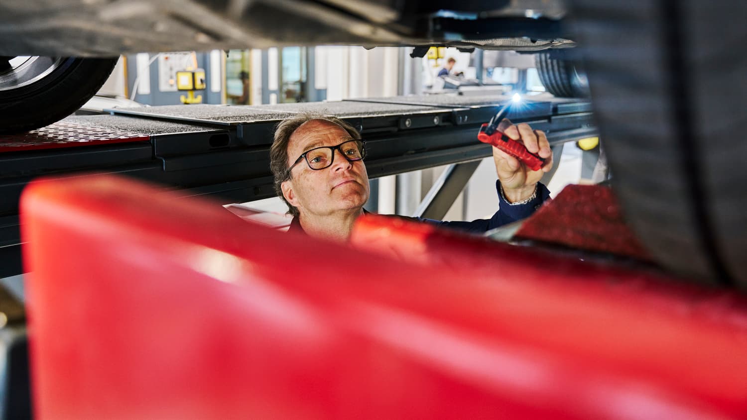 Ein unabhängiger Prüfer der den Unterboden des VW Caddy prüft