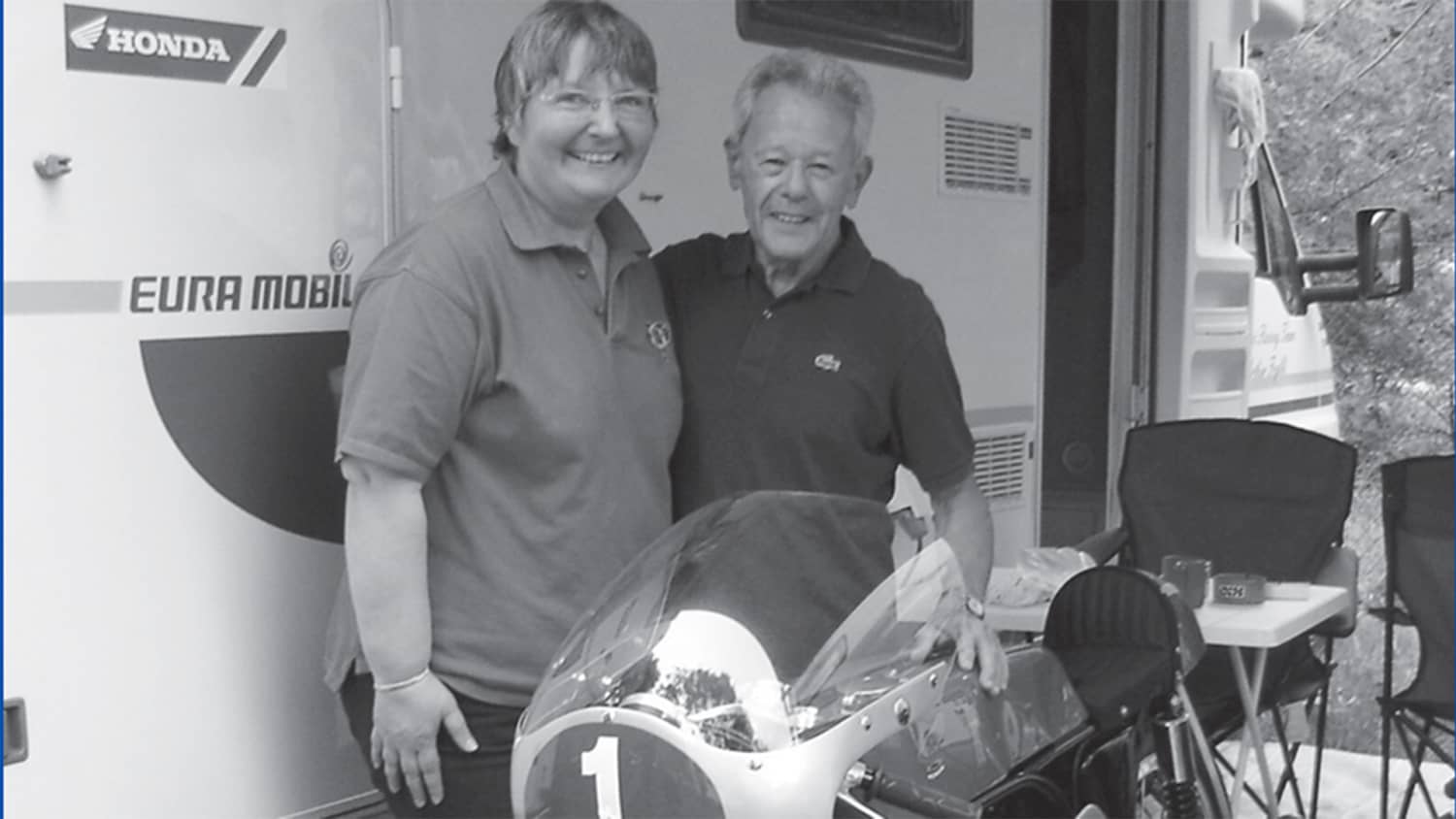 Ulrike Feicht beim Internationalen Oldtimer-Bergpreis 2007 in Nals mit Racing-Legende Luigi Taveri