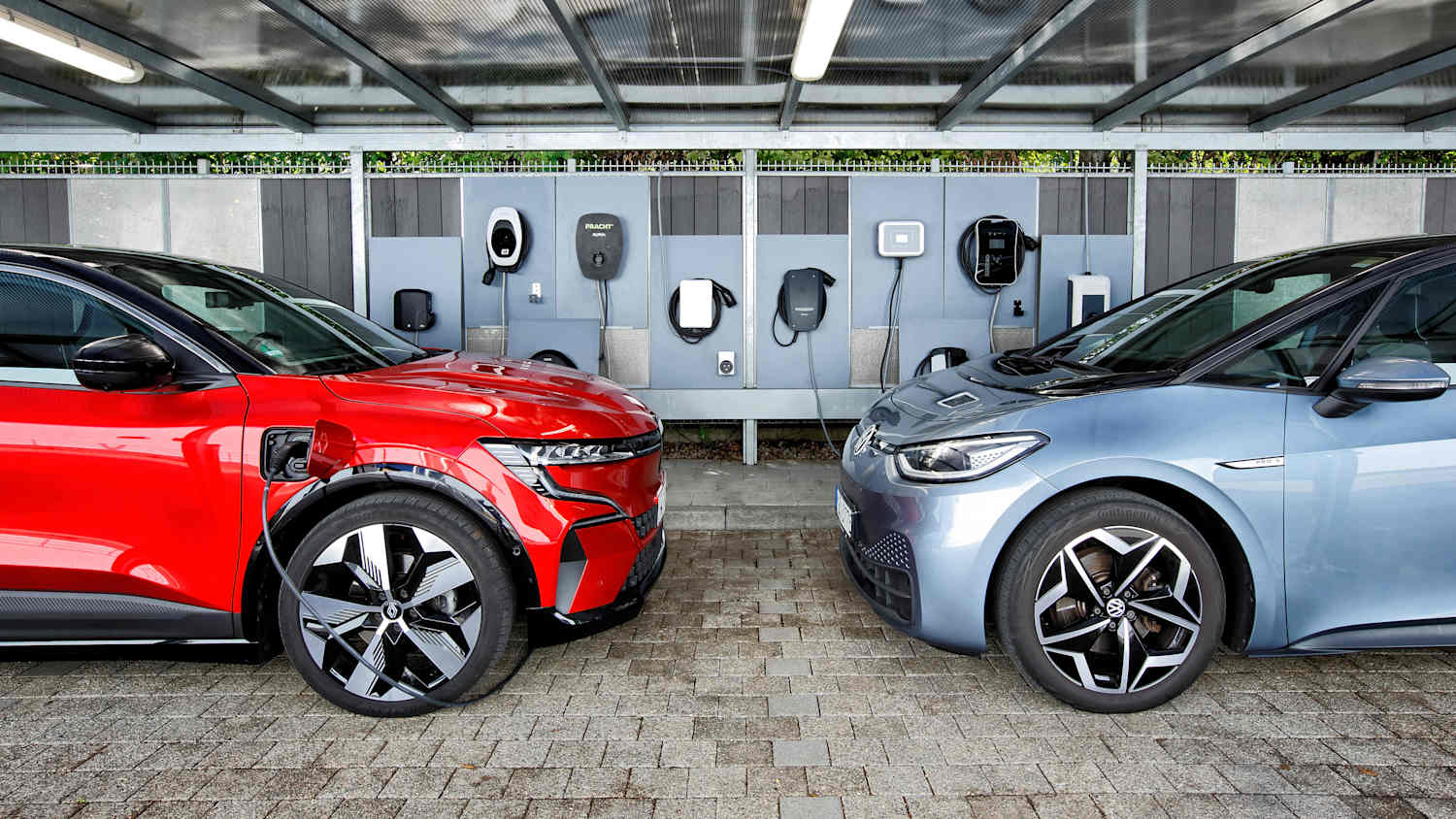 Zwei Autos stehen sich beim Lalen gegenüber